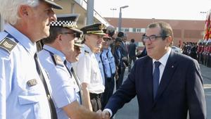 Jordi Jané saluda a mandos policiales, en junio del 2016, cuando era ’conseller’ de Interior de la Generalitat.