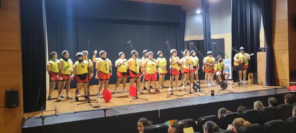 La comparsa ganadora en Cambados durante su actuación.