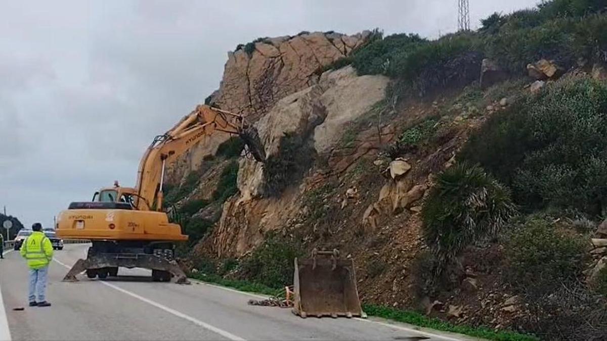 VÍDEO | Trabajos de prevención por riesgo de desprendimientos en la carretera A2231 entrada a Zahara de los Atunes
