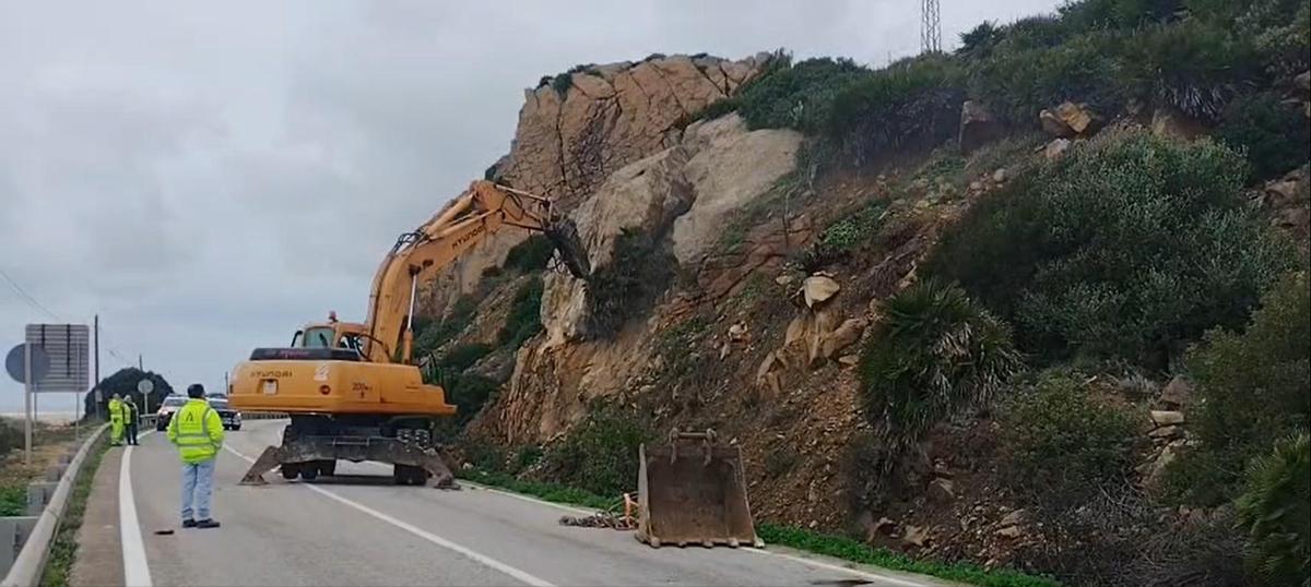 La Guardia Civil y el Servicio de Carreteras han trabajado este domingo para restablecer el tráfico en la A-2231 en Zahara de los Atunes.