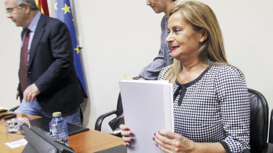 Carmela Silva presentó en el Parlamento de Galicia el presupuesto de la Diputación para 2016. // X. Álvarez