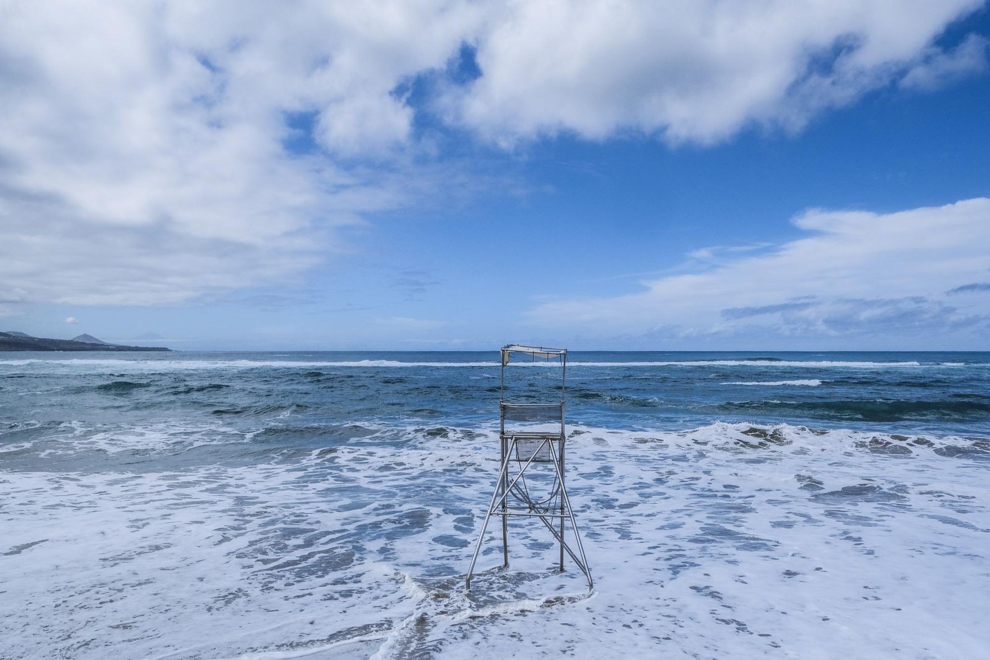 Marea alta en la playa de Las Canteras