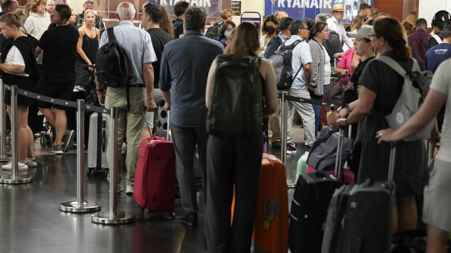 Cancelados dos vuelos en Galicia por las huelgas de Ryanair y easyJet