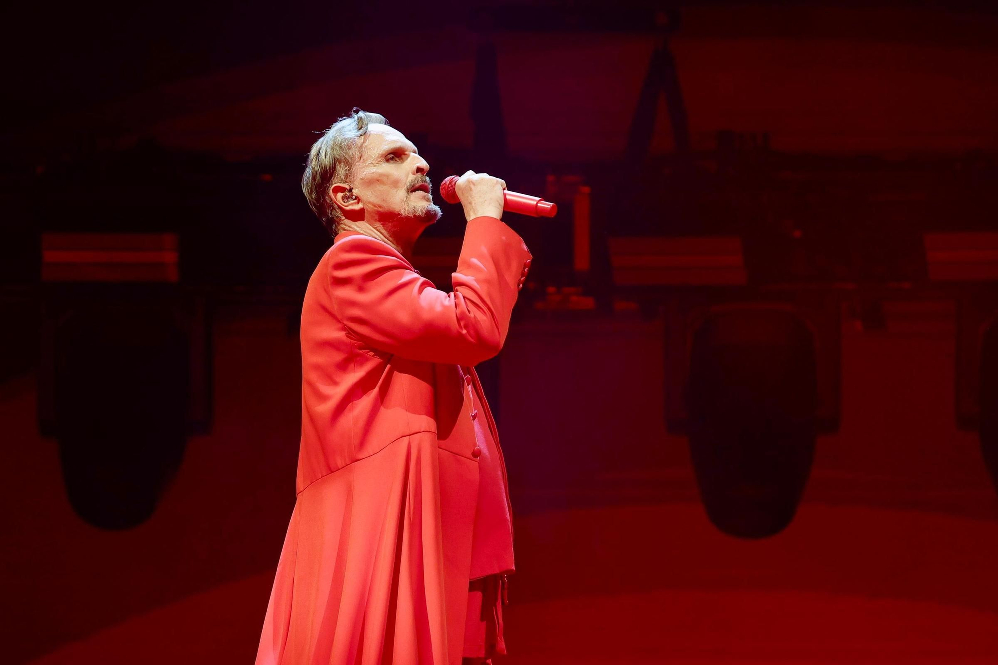 Miguel Bosé disfruta sobre el Ciutat