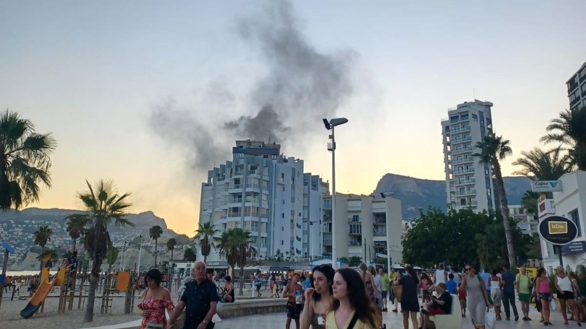 El humo manaba de la terraza de una de una torre de once alturas del &quot;skyline&quot; calpino