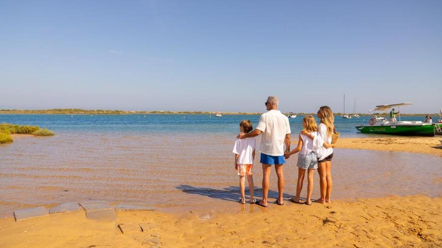 Entre la Ría Formosa y el Atlántico, Cabanas de Tavira ofrece una escapada familiar para alargar el verano.