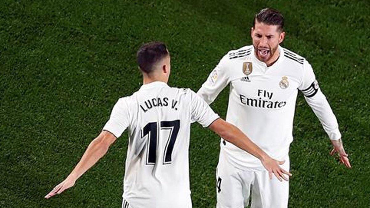 Ramos celebra con Lucas Vázquez el tanto en el Camp Nou