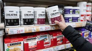 Sant Adrià. 18/02/2026 Sociedad. Un joven compara diferentes marcas de creatina en la sección de un supermercado, reflejo de la popularización del suplemento fuera del ámbito profesional. Foto de Zowy Voeten