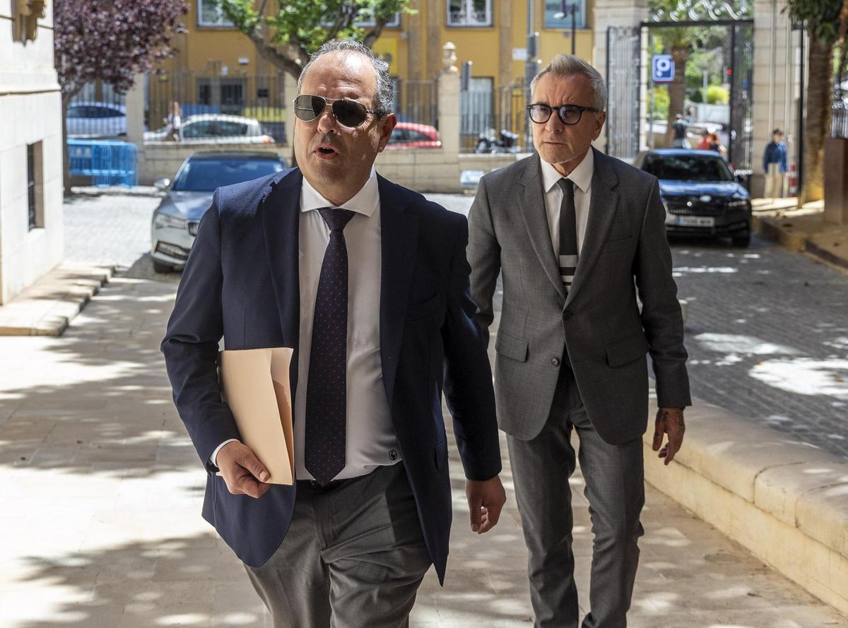 Carlos Baño accede, el pasado miércoles, a la Diputación para declarar en la comisión que le investiga
