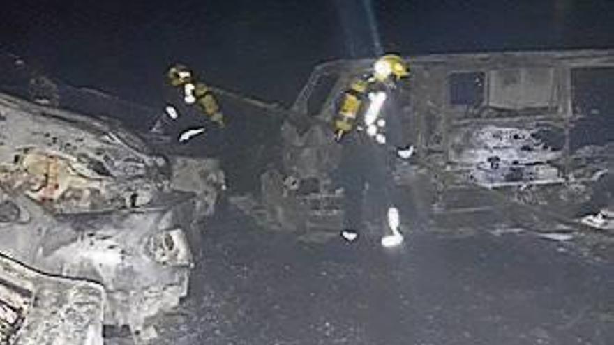 Un incendio calcina más de 50 vehículos en un desguace de Lousame