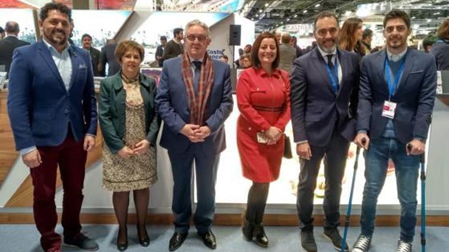 Los alcaldes de Castalla, Onil e Ibi y algunos de sus concejales coincidieron ayer en Fitur.