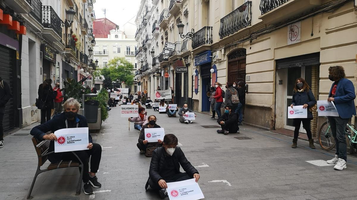 Russafa protesta contra la reducción de terrazas