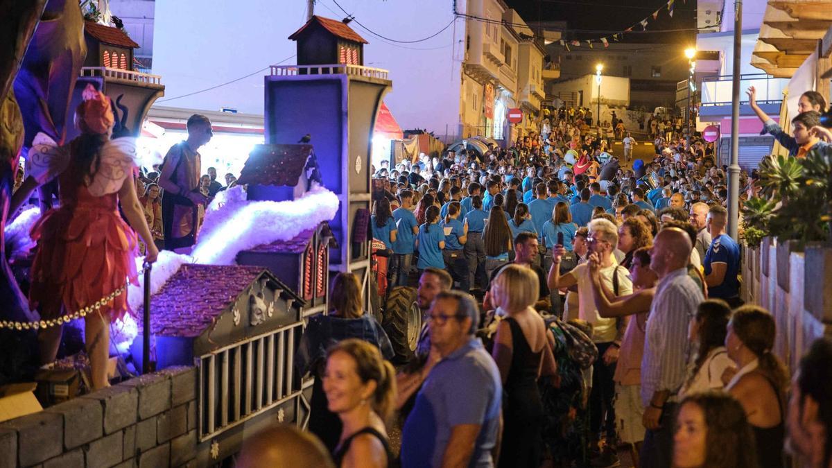 Cabalgata de carrozas por las calles de Tejina