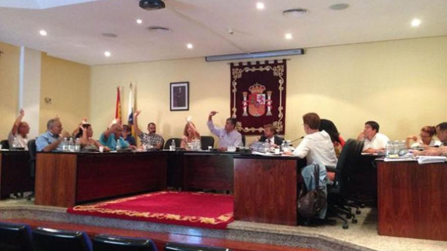 Concejales del Grupo Popular de Mogán, con el alcalde Paco González (centro), ayer durante una votación en pleno. | lp/dlp