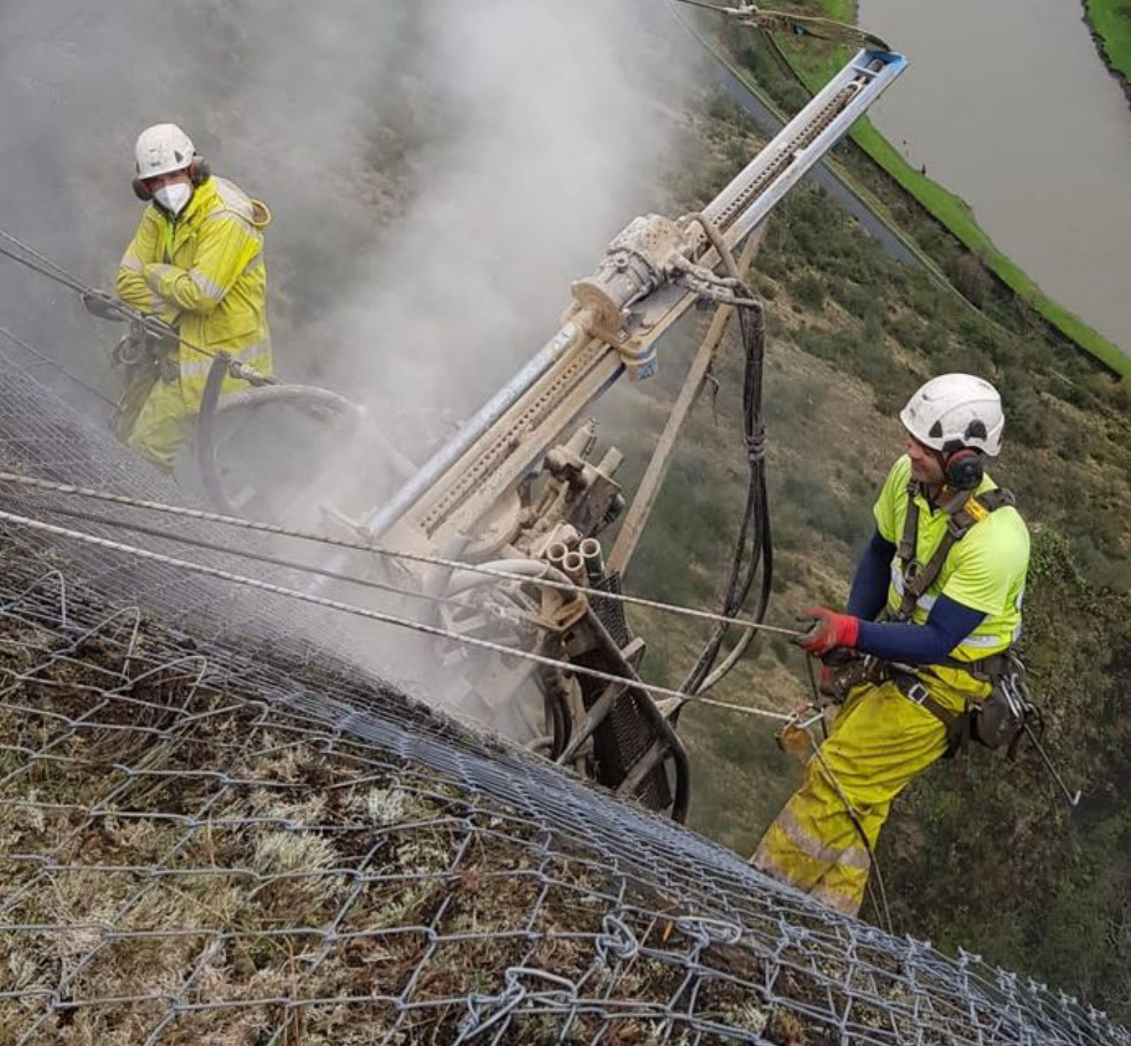 Operarios trabajando el pasado fin de semana para estabilizar el argayo de Soto de la Barca (Tineo). | Medio Rural