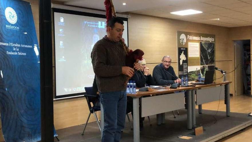 Un gaitero, tocando el instrumento durante las jornadas celebradas en Pola de Allande.