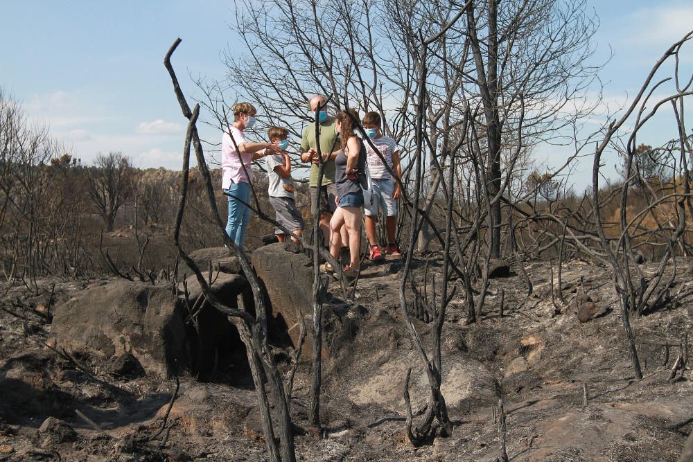 Vecinos, ayer, en torno al dolmen de 'Medoña', en Moreiras, que el fuego ha hecho más visible.