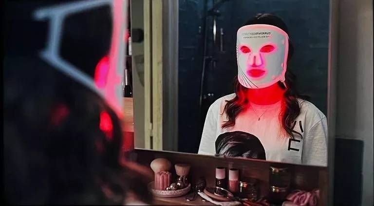 Emily in Paris con máscara LED de CurrentBody Skin