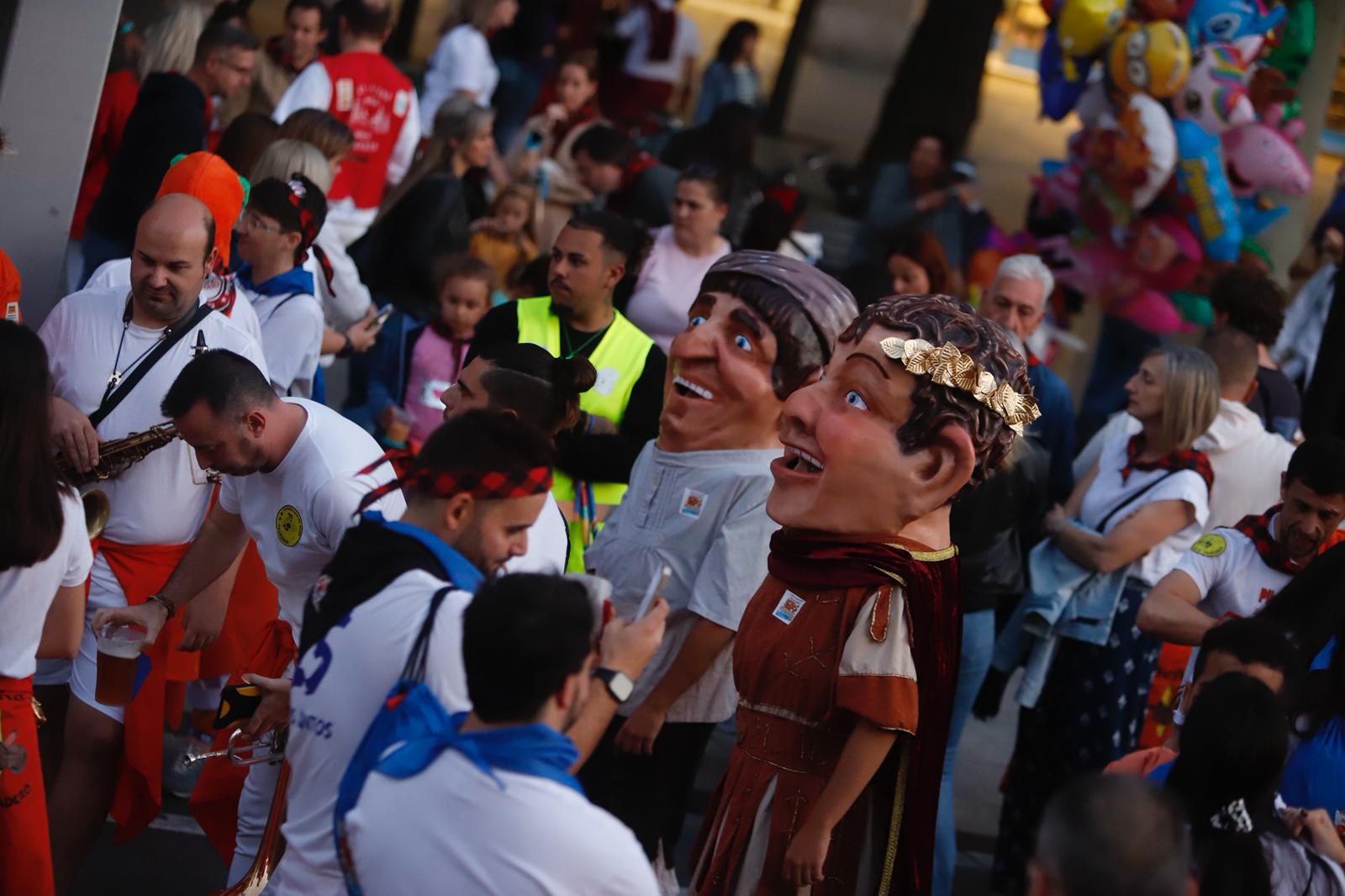 En imágenes | Las peñas de Zaragoza invaden el centro para el maratón de charangas