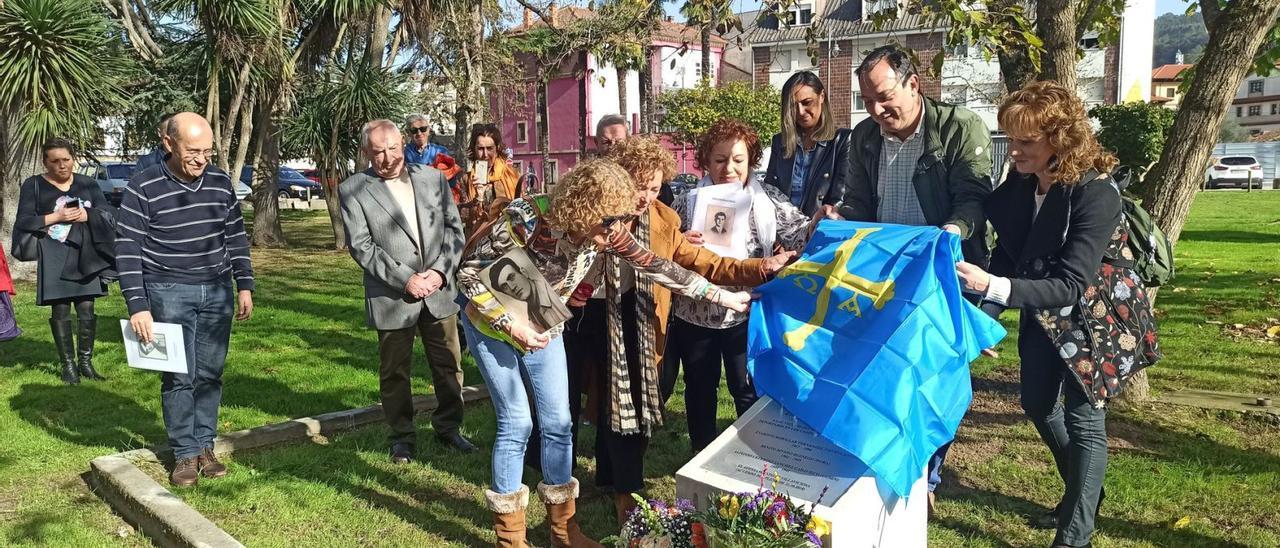 Por la izquierda, Balbina Rebollar, Teresa Fonseca y Ángeles Tuero Rivero, descendientes de las víctimas, descubren el monolito junto a Rita Camblor, Alejandro Vega y Rocío Vega Martínez (teniente de alcalde de Villaviciosa). | S. Arias