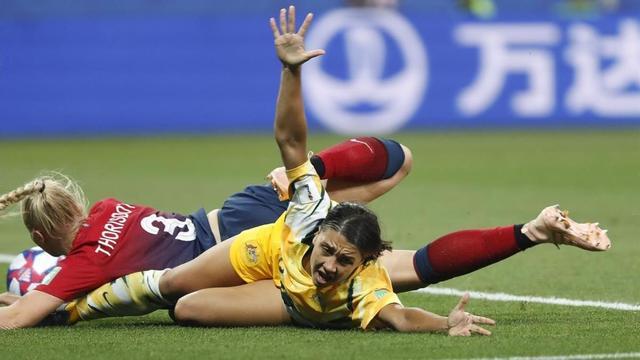 segea48756473 australia s sam kerr  right  and norway s maria thorisdottir190622232755