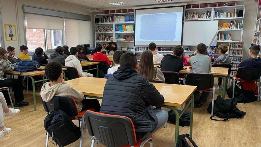 Alumnos del instituto As Barxas, en la primera de las sesiones que imparte Andrea Cancelas.