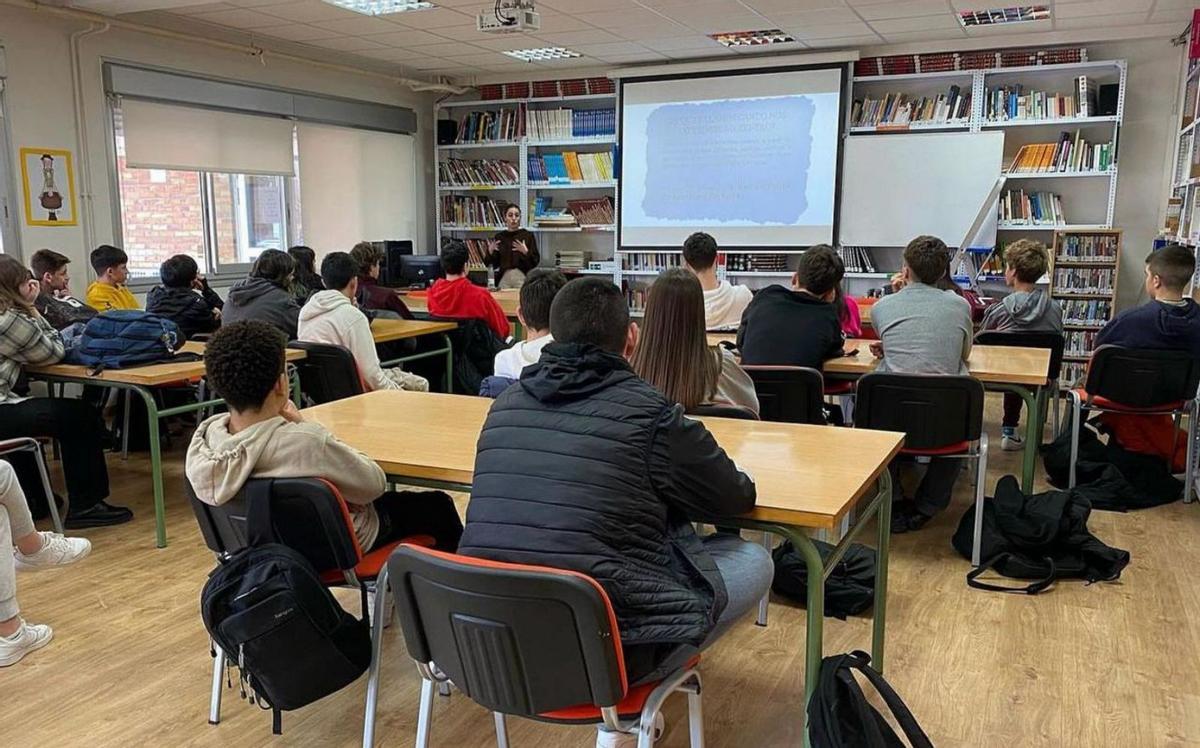 Alumnos del instituto As Barxas, en la primera de las sesiones que imparte Andrea Cancelas.