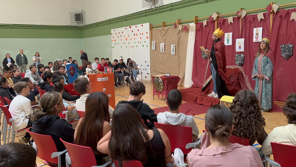 Los monarcas se dirigen a los alumnos.