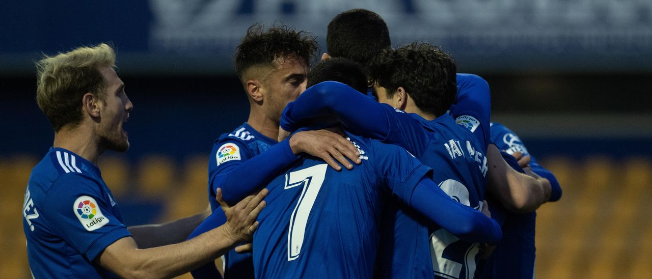 Los jugadores del Oviedo celebran el gol de Blanco Leschuk ante el Alcorcón