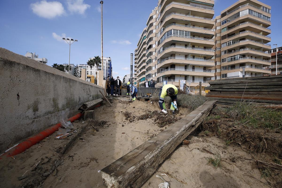 Operarios durante los trabajos de reparación en la senda peatonal.