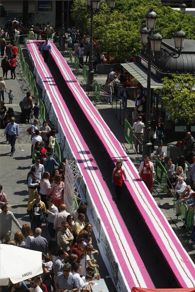 GALERÍA DE FOTOS / Flamenquín gigante en Las Tendillas