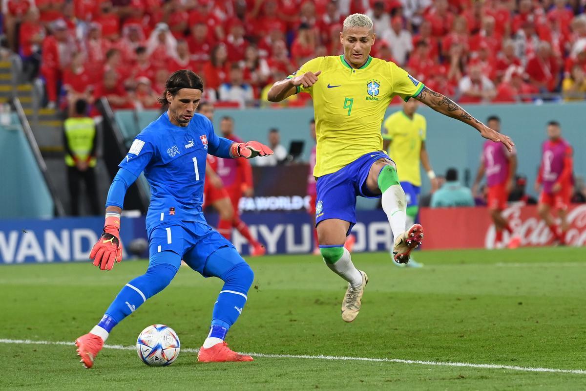 Doha (Qatar), 28/11/2022.- Richarlison of Brazil in action against goalkeeper Yann Sommer (L) of Switzerland during the FIFA World Cup 2022 group G soccer match between Brazil and Switzerland at Stadium 947 in Doha, Qatar, 28 November 2022. (Mundial de Fútbol, Brasil, Suiza, Catar) EFE/EPA/Neil Hall