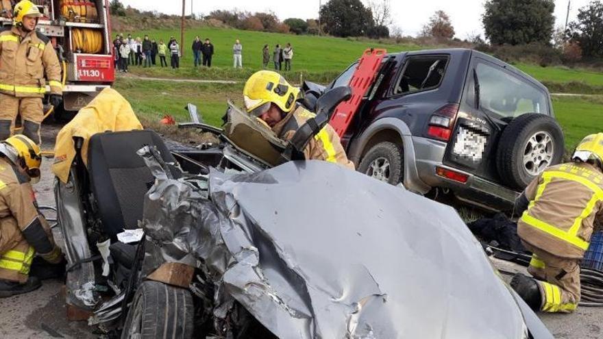 Els bombers, treballant al lloc de l&#039;accident.