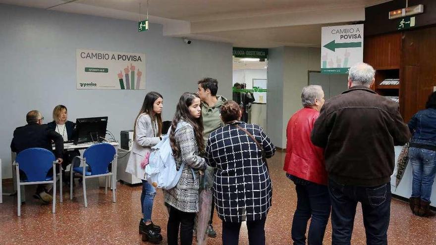 Usuarios tramitan el cambio al hospital Povisa la pasada semana. // M. G.Brea