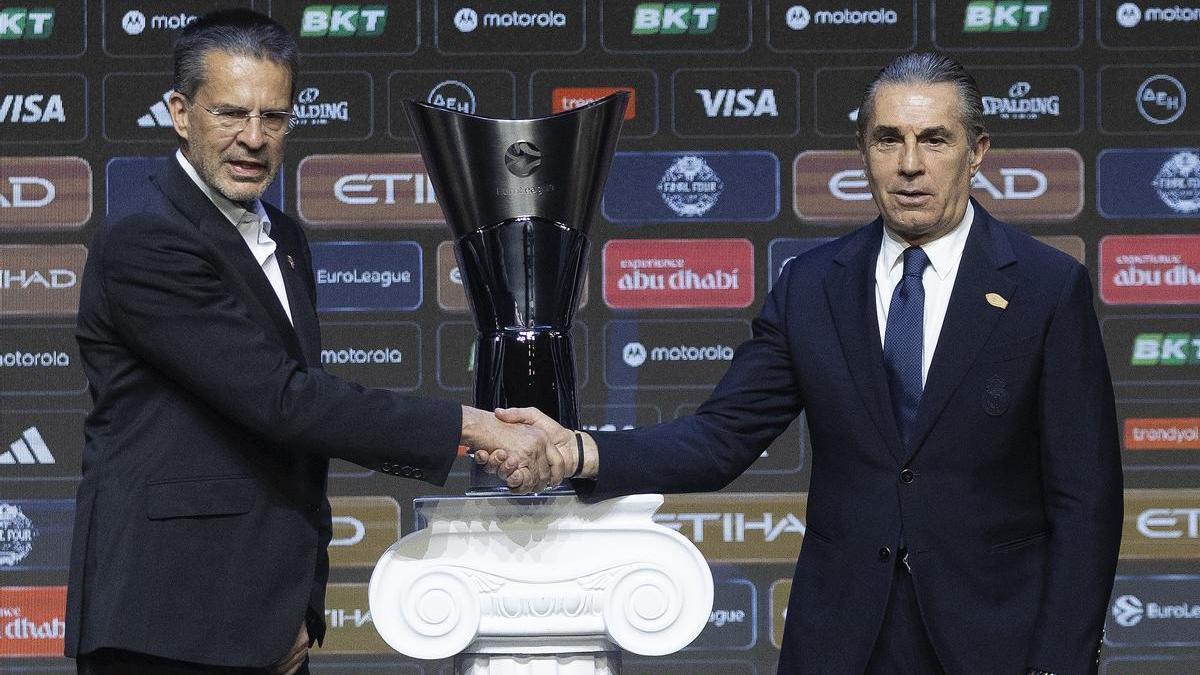 Pedro Martínez y Sergio Scariolo, con el trofeo de la Euroliga en Atenas.
