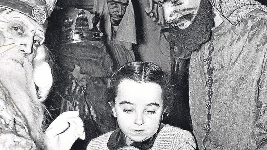 Els Reis reben Maria Riera, de nena, al Burés, el 1950