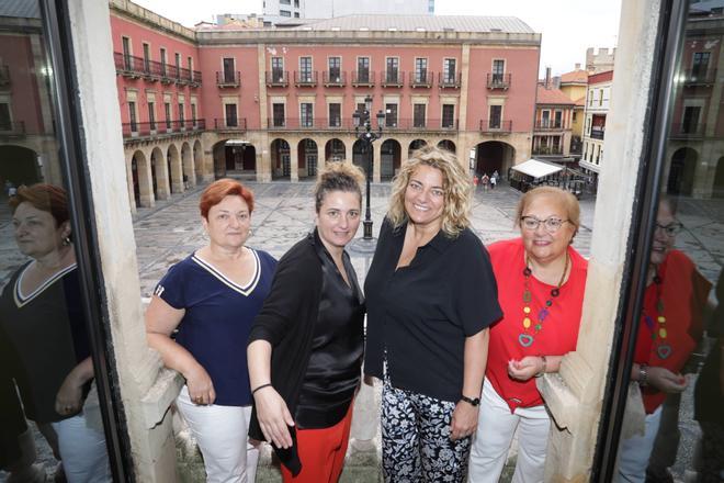 Por la izquierda Beatriz Fernández, Pili Ramos, Noelia García y Amada Álvarez, hoy por la mañana, en el balcón el Ayuntamiento, desde el que pronunciarán el pregón de Semana Grande.