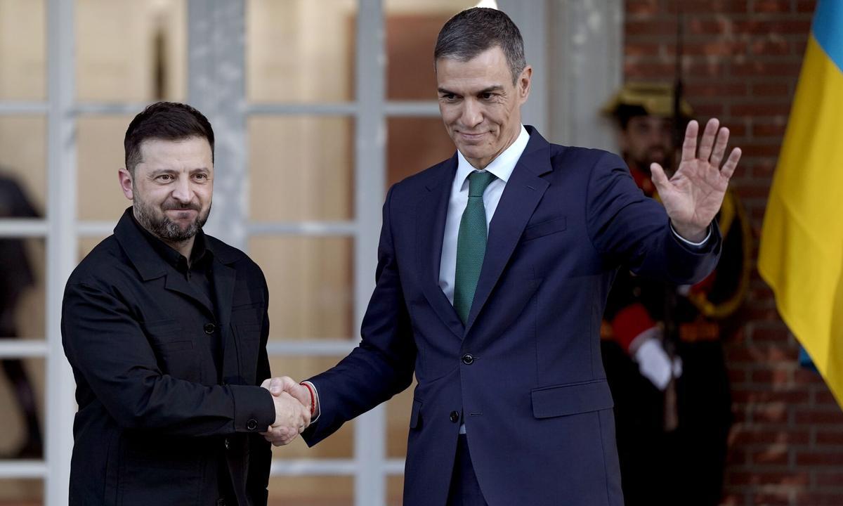 El presidente del Gobierno, Pedro Sánchez, y el presidente de Ucrania, Volodímir Zelenski, durante un encuentro el pasado mes de noviembre en La Moncloa.