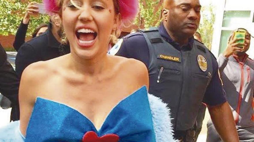 Miley Cyrus, vestida de Ágata Ruiz de la Prada.