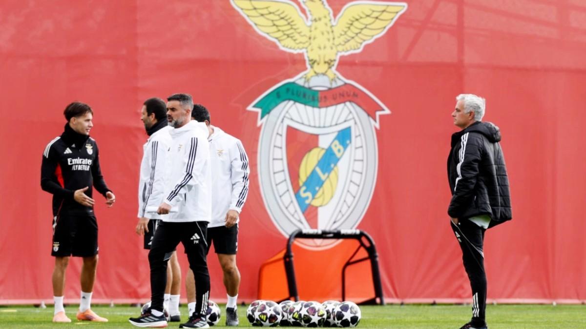 Mourinho en un entrenamiento con el Benfica