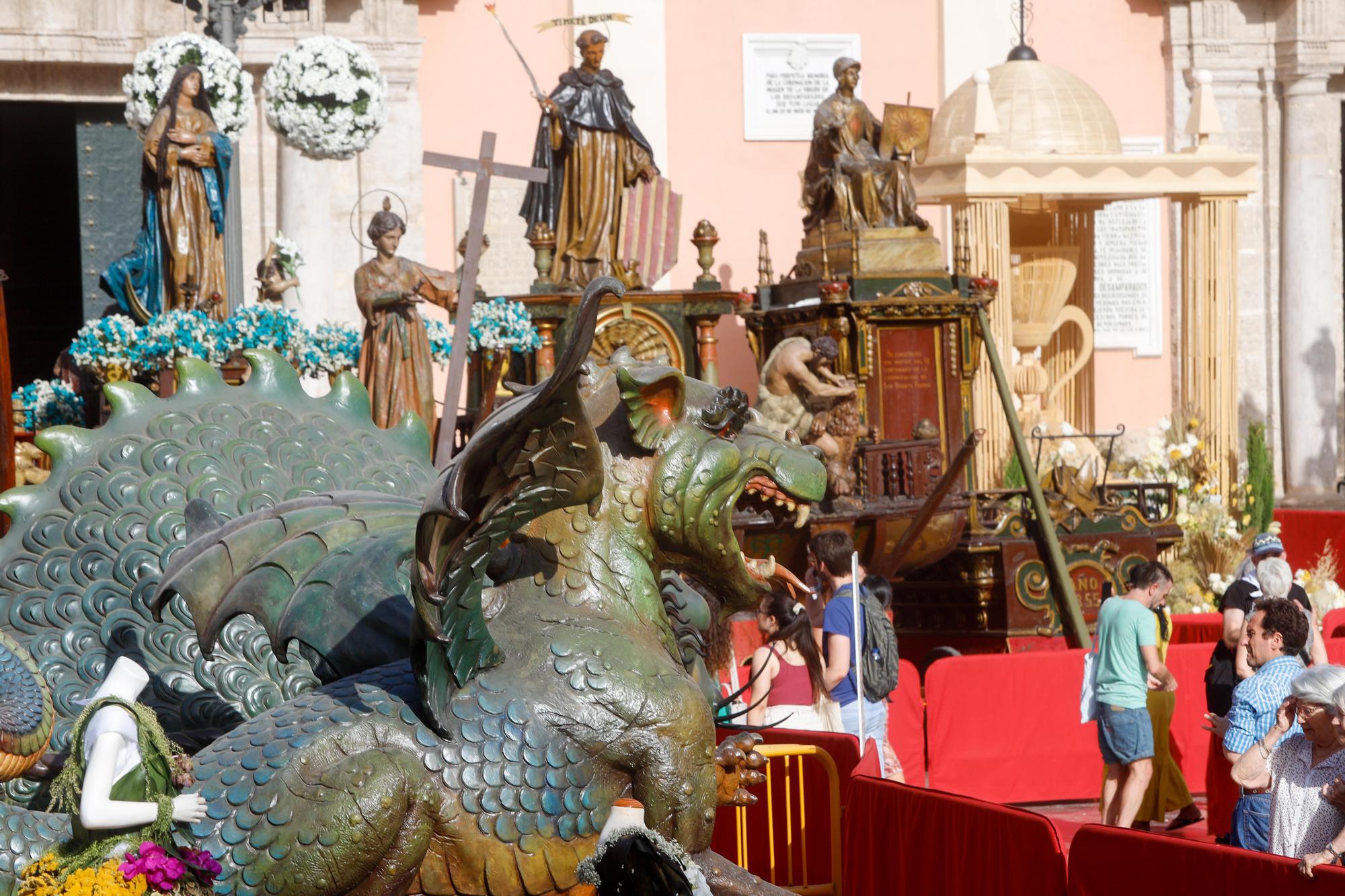 Sábado de Corpus: ambiente en la plaza, balcones y adornos florales