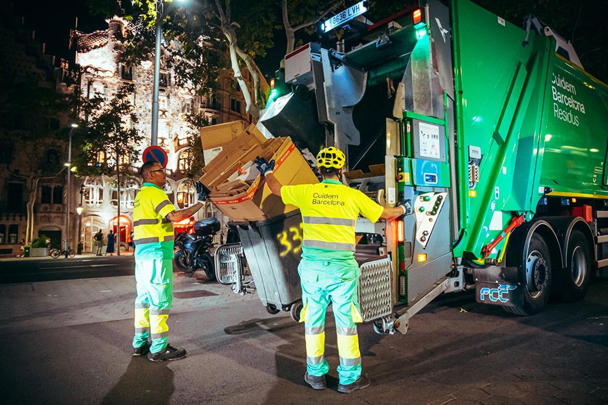 Recogida de residuos comerciales por las calles de Barcelona.