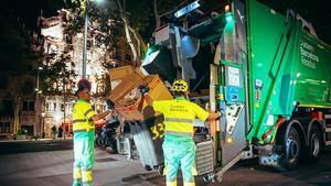 Recogida de residuos comerciales por las calles de Barcelona.