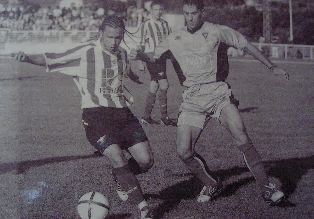 Rafita en una acción de juego con la camiseta del Alondras.