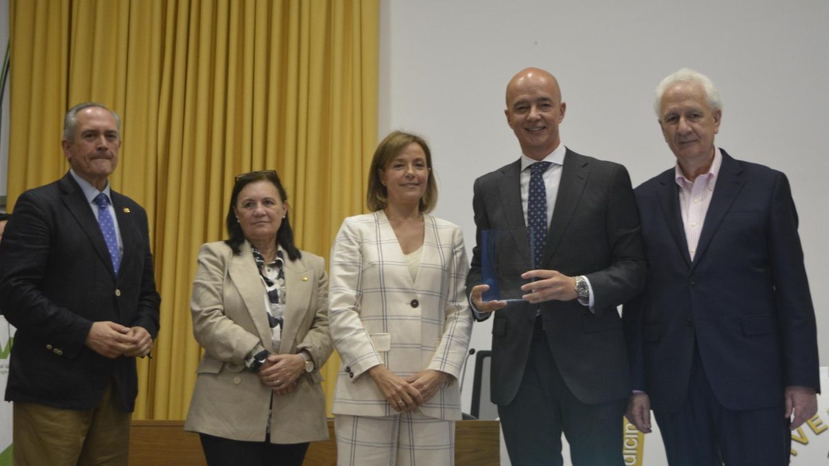 En el centro, la gerente del SAS, Valle García, y el gerente del hospital Reina Sofía, Francisco Triviño.