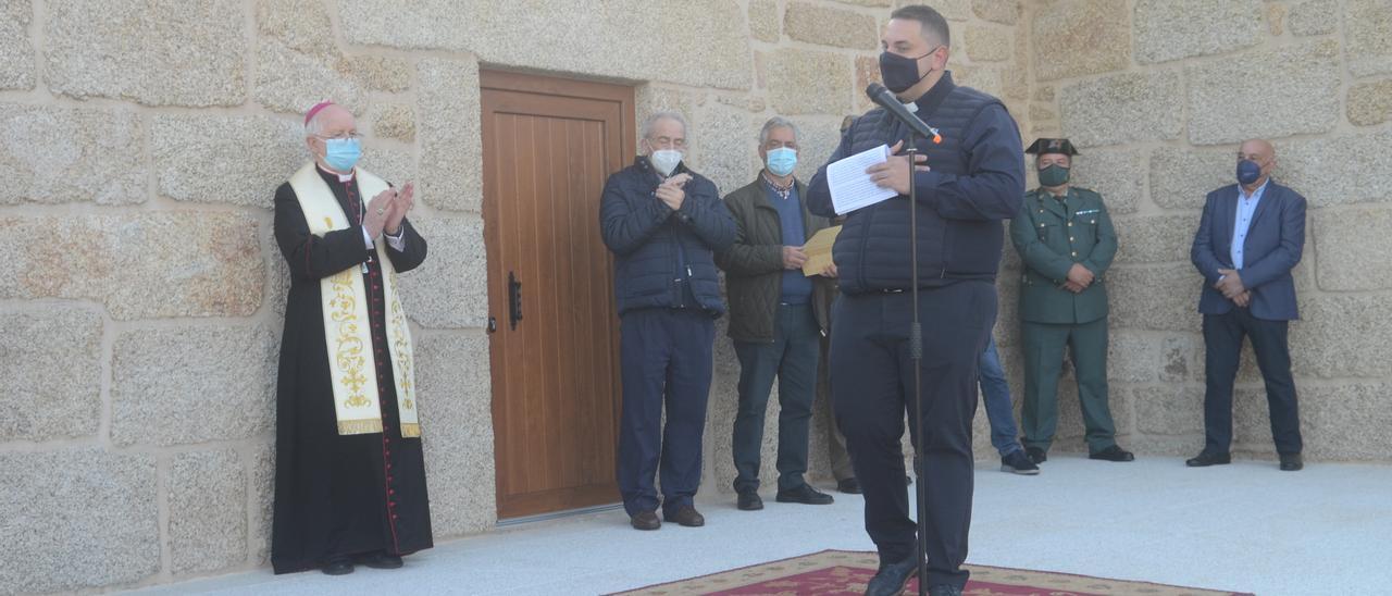 El arzobispo aplaude al cura de San Vicente tras explicar todos los proyectos en marcha en la parroquia.