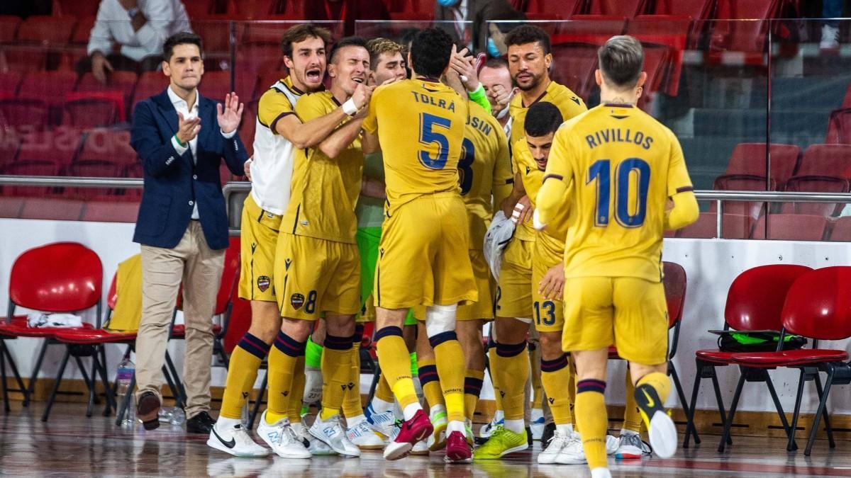 Diego Ríos aplaude a sus futbolistas tras uno de los goles