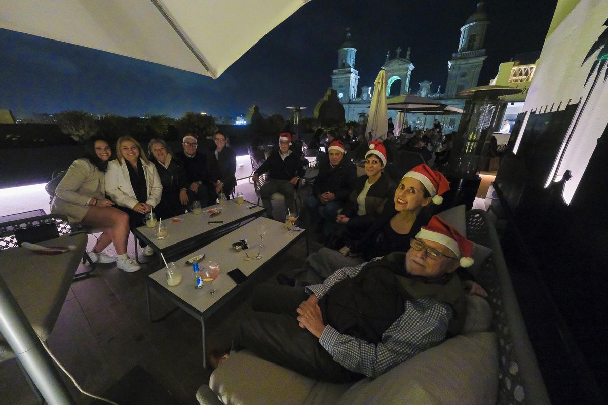 Empleados en un tardeo de empresas navideño en la terraza del Hotel Cordial en Santa Ana.