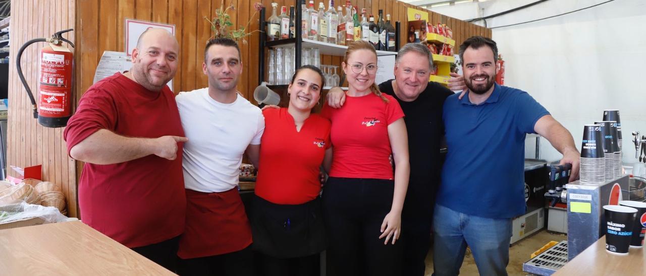 Responsables de la restauración de la caseta de la Asociación de Celiacos en la Feria de Córdoba.