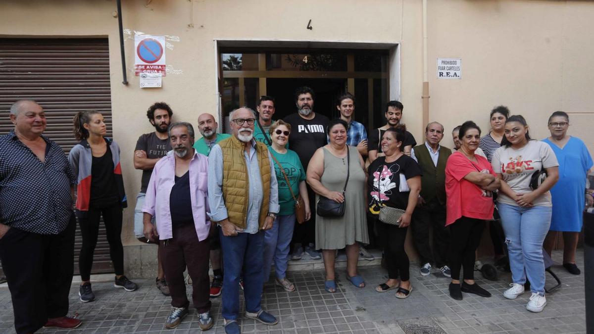 Vecinos y activistas  paralizando un desalojo el viernes | J.M.L.